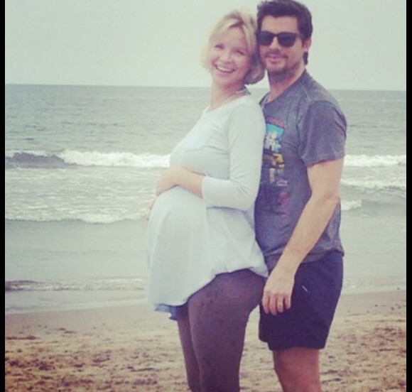 Ashley Scott enceinte et son mari Steve Hart / photo postée sur le compte Instagram de l'actrice.