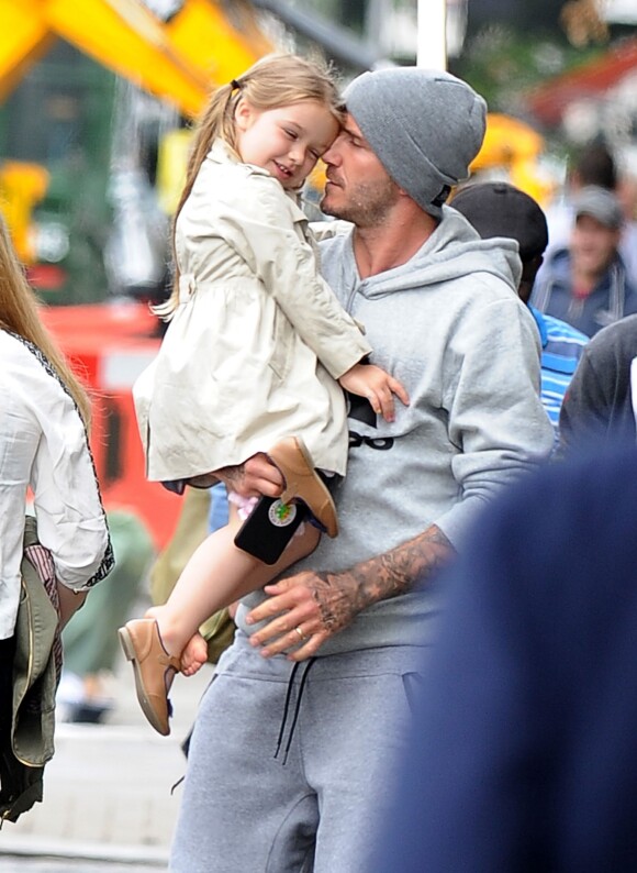 Exclusif - David Beckham sort déjeuner au restaurant Grainger & Co à Londres avec ses enfants Harper (dans ses bras) et Brooklyn, le 22 juin 2015