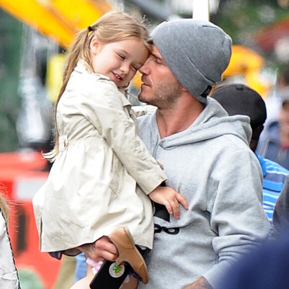 Exclusif - David Beckham sort déjeuner au restaurant Grainger & Co à Londres avec ses enfants Harper (dans ses bras) et Brooklyn, le 22 juin 2015