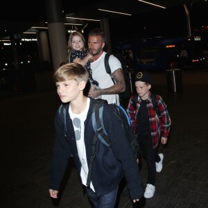 David Beckham arrive avec ses enfants Brooklyn, Romeo, Cruz et Harper à l'aéroport LAX de Los Angeles. Le 19 avril 2015