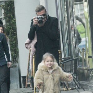 Exclusif - David Beckham et sa fille Harper se promènent dans les rues de Londres et David en profite pour faire des photos de sa fille. Le 4 février 2015