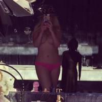 Christina Aguilera sexy et topless : La popstar dévoile ses courbes séduisantes