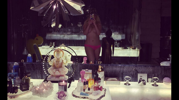 Christina Aguilera sexy et topless : La popstar dévoile ses courbes séduisantes