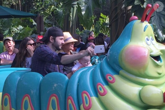 Christina Aguilera, son fiancé Matt Rutler, et leur fille Summer Rain à Disneyland, Los Angeles, le 17 mai 2015