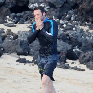 Hugh Jackman passe la journée en famille avec sa femme Deborra Lee Furness et leur fils Oscar sur une plage à Hawaii, le 1er mai 2015