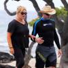 Hugh Jackman passe la journée en famille avec sa femme Deborra Lee Furness et leur fils Oscar sur une plage à Hawaii, le 1er mai 2015