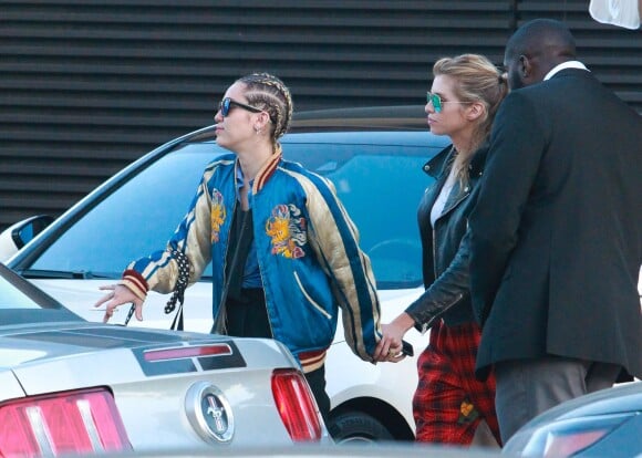 Miley Cyrus et sa petite amie Stella Maxwell sortent de chez Nobu à Malibu, le 11 juillet 2015