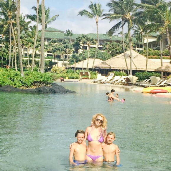 Britney Spears pose avec ses fils Sean Preston (à gauche) et Jayden James (à droite), à Hawaï, le mercredi 22 juillet 2015.