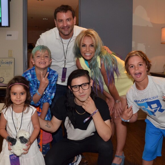 Britney Spears accompagnée de ses enfants Sean Preston et Jayden James, de son frère Bryan et de la fille de cette dernière Sophia. Tous sont accompagnés de Skrillex, à Las Vegas, le 8 août 2015.