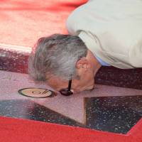 Al Schmitt étoilé à Hollywood, devant les amoureux Richie Sambora et Orianthi