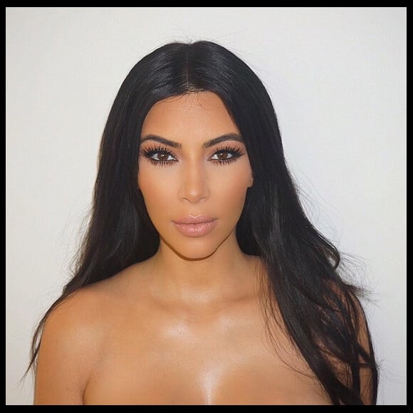 Kim Kardashian poste sur Instagram des photos d'elle maquillée par Mario. Elle prépare un site internet sur lequel elle donnera ses conseils beauté.