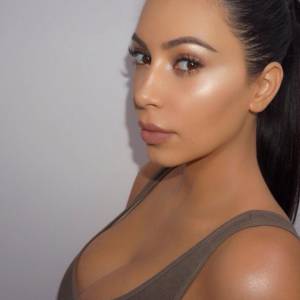Kim Kardashian poste sur Instagram des photos d'elle maquillée par Mario. Elle prépare un site internet sur lequel elle donnera ses conseils beauté.