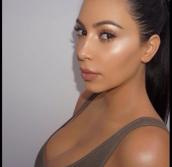 Kim Kardashian poste sur Instagram des photos d'elle maquillée par Mario. Elle prépare un site internet sur lequel elle donnera ses conseils beauté.