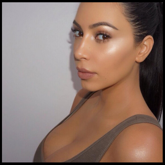 Kim Kardashian poste sur Instagram des photos d'elle maquillée par Mario. Elle prépare un site internet sur lequel elle donnera ses conseils beauté.