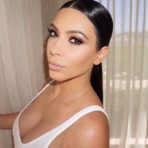 Kim Kardashian poste sur Instagram des photos d'elle maquillée par Mario. Elle prépare un site internet sur lequel elle donnera ses conseils beauté.