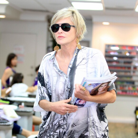 Sharon Stone à la sortie d'un salon de manucure à Beverly Hills, le 12 aout 2015