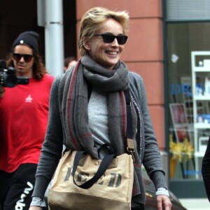 Sharon Stone, très souriante, fait du shopping avec une amie à Beverly Hills, le 20 janvier 2015