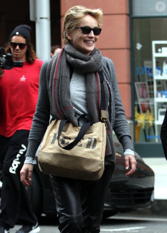 Sharon Stone, très souriante, fait du shopping avec une amie à Beverly Hills, le 20 janvier 2015