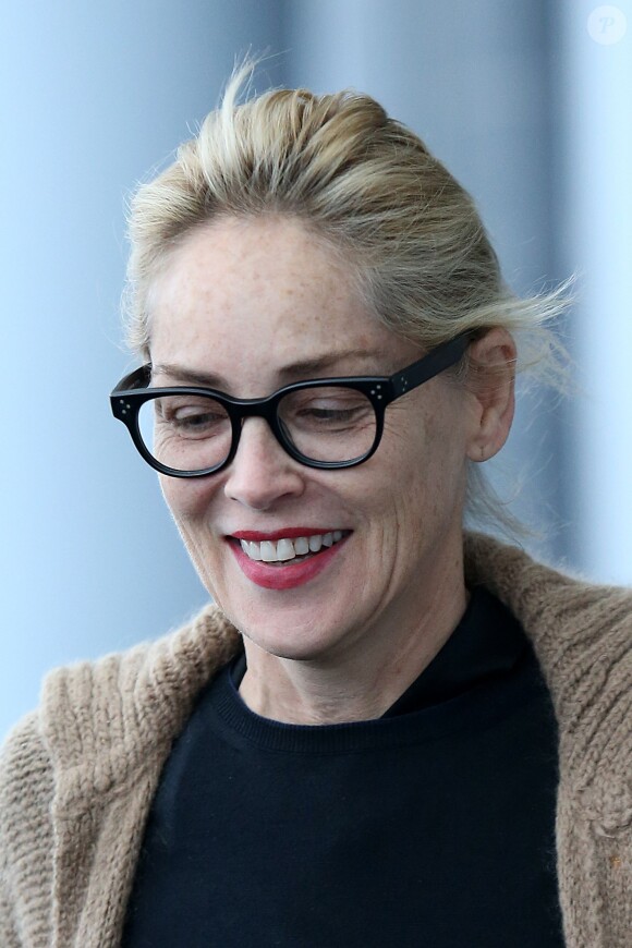 Exclusif - Sharon Stone à l'aéroport de Roissy CDG pour prendre un vol pour Los Angeles le 1er décembre 2013.