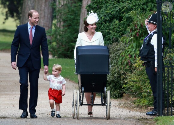 Le prince George de Cambridge avec ses parents Kate Middleton et le prince William lors du baptême de sa soeur la princesse Charlotte, le 5 juillet 2015 à Sandringham