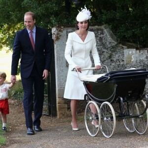 Le prince George de Cambridge avec ses parents Kate Middleton et le prince William lors du baptême de sa soeur la princesse Charlotte, le 5 juillet 2015 à Sandringham