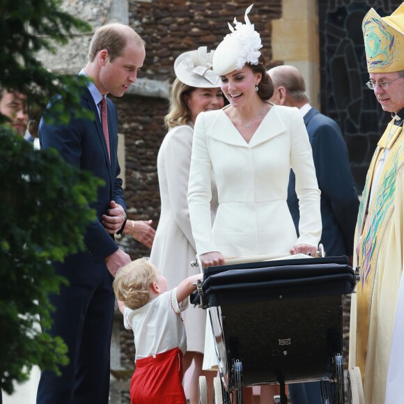 Le prince George de Cambridge avec ses parents Kate Middleton et le prince William lors du baptême de sa soeur la princesse Charlotte, le 5 juillet 2015 à Sandringham