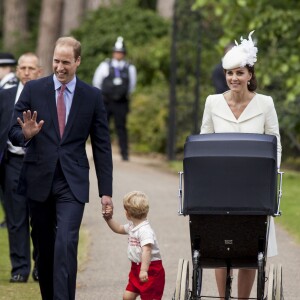 Le prince George de Cambridge avec ses parents Kate Middleton et le prince William lors du baptême de sa soeur la princesse Charlotte, le 5 juillet 2015 à Sandringham