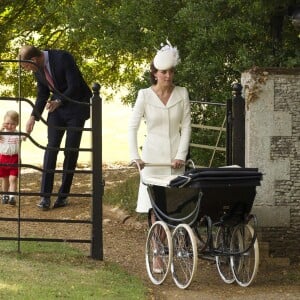 Le prince George de Cambridge avec ses parents Kate Middleton et le prince William lors du baptême de sa soeur la princesse Charlotte, le 5 juillet 2015 à Sandringham