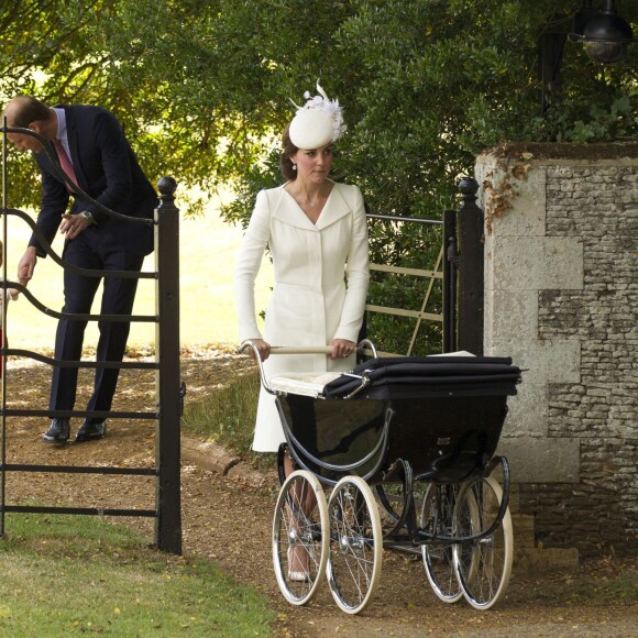 Le prince George de Cambridge avec ses parents Kate Middleton et le prince William lors du baptême de sa soeur la princesse Charlotte, le 5 juillet 2015 à Sandringham