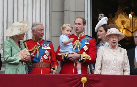 Camilla Parker-Bowles, duchesse de Cornouailles, le prince Charles, prince de Galles, le prince George de Cambridge, le prince William, duc de Cambridge, Catherine Kate Middleton, la duchesse de Cambridge et la reine Elisabeth II d'Angleterre - La famille royale d'Angleterre au balcon lors de la "Trooping the Colour Ceremony" au palais de Buckingham à Londres, le 13 juin 2015 qui célèbre l'anniversaire officiel de la reine.  Royal family at the balcony during the Trooping the Colour ceremony to mark the Queen's official birthday in London on June 13, 2015.13/06/2015 - Londres