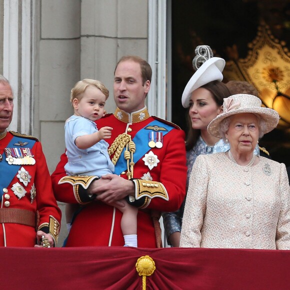 Camilla Parker-Bowles, duchesse de Cornouailles, le prince Charles, prince de Galles, le prince George de Cambridge, le prince William, duc de Cambridge, Catherine Kate Middleton, la duchesse de Cambridge et la reine Elisabeth II d'Angleterre - La famille royale d'Angleterre au balcon lors de la "Trooping the Colour Ceremony" au palais de Buckingham à Londres, le 13 juin 2015 qui célèbre l'anniversaire officiel de la reine.  Royal family at the balcony during the Trooping the Colour ceremony to mark the Queen's official birthday in London on June 13, 2015.13/06/2015 - Londres