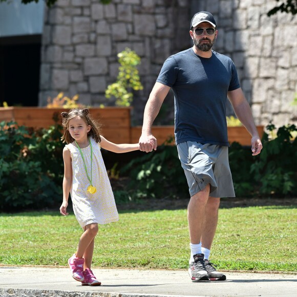 Ben Affleck, ses enfants Violet, Seraphina et Samuel, ainsi que sa mère Chris sont allés visiter le Fernbank Science Center à Atlanta, le 14 août 2015