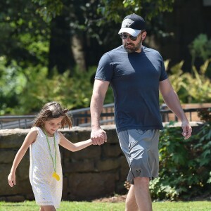 Ben Affleck, ses enfants Violet, Seraphina et Samuel, ainsi que sa mère Chris sont allés visiter le Fernbank Science Center à Atlanta, le 14 août 2015