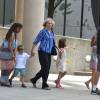 Ben Affleck, ses enfants Violet, Seraphina et Samuel, ainsi que sa mère Chris sont allés visiter le Fernbank Science Center à Atlanta, le 14 août 2015