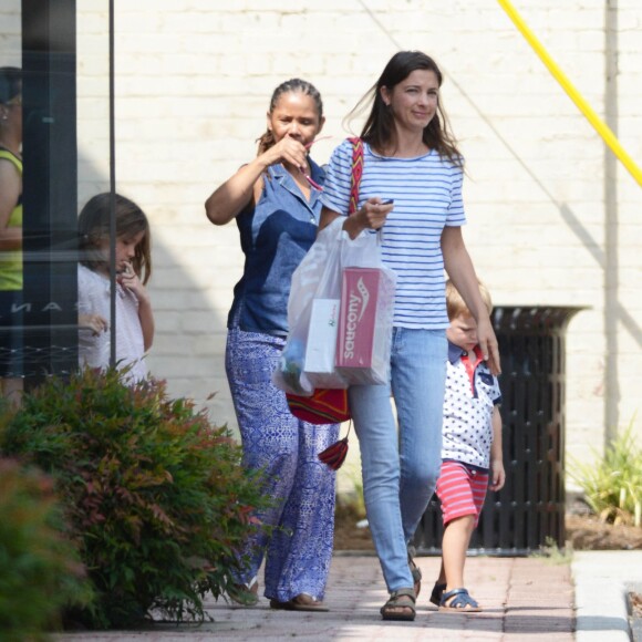 Ben Affleck, ses enfants Violet, Seraphina et Samuel, ainsi que sa mère Chris sont allés visiter le Fernbank Science Center à Atlanta, le 14 août 2015