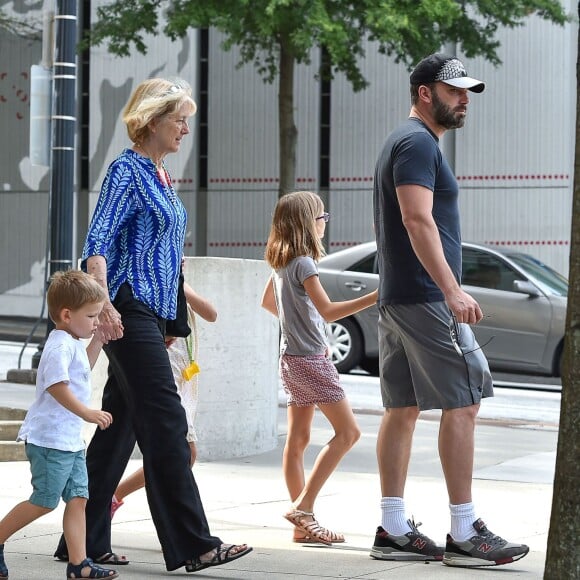 Ben Affleck, ses enfants Violet, Seraphina et Samuel, ainsi que sa mère Chris sont allés visiter le Fernbank Science Center à Atlanta, le 14 août 2015