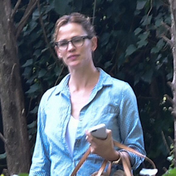 Exclusif - Jennifer Garner prend un taxi pour se rendre à l'hôtel où elle a décidé de séjourner pour ne pas rester dans la grande maison de location avec Ben Affleck à Atlanta, le 9 août 2015.
