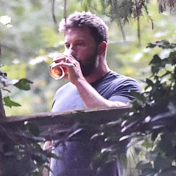 Exclu - Ben Affleck grille des clopes et boit des verres dans le jardin de sa maison de location d'Atlanta, le 7 août 2015