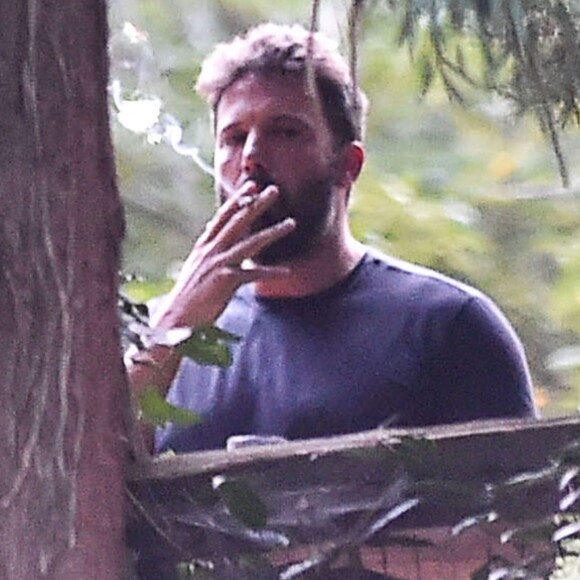 Exclu - Ben Affleck grille des clopes dans le jardin de sa maison de location d'Atlanta, le 7 août 2015