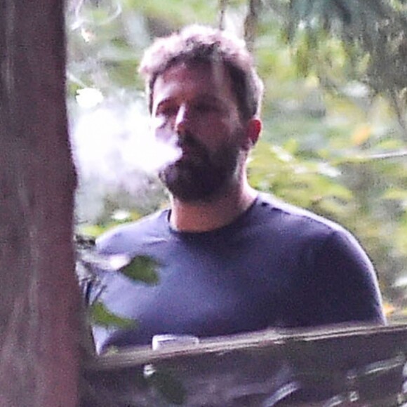 Exclu - Ben Affleck grille des clopes et boit des verres dans le jardin de sa maison de location d'Atlanta, le 7 août 2015