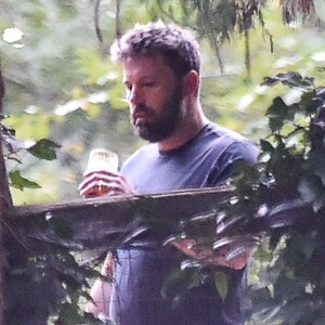 Exclu - Ben Affleck grille des clopes et boit des verres dans le jardin de sa maison de location d'Atlanta, le 7 août 2015