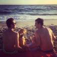 ALex Goude et son mari Romain Taillandier, en vacances à Laguna Beach, le samedi 15 août. Le couple partage un moment complice sur la plage avec leur fils Eliott.
