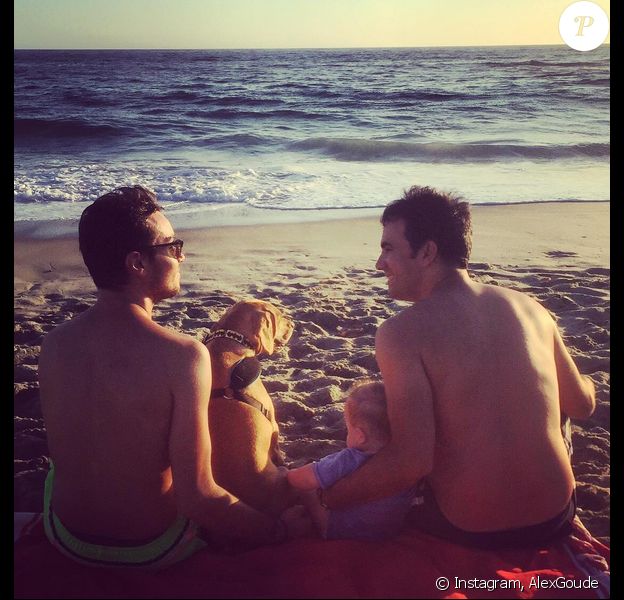 ALex Goude et son mari Romain Taillandier, en vacances à Laguna Beach, le samedi 15 août. Le couple partage un moment complice sur la plage avec leur fils Eliott.