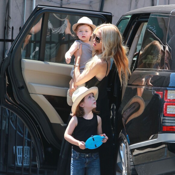 Exclusif - Rachel Zoe et ses fils Kaius et Skyler arrivent au restaurant Hugo's à Los Angeles, le 14 août 2015.