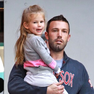 Ben Affleck et sa fille Violet à Santa Monica, Los Angeles, le 30 novembre 2009. Ben porte un survet aux couleurs des Boston Red Sox.
