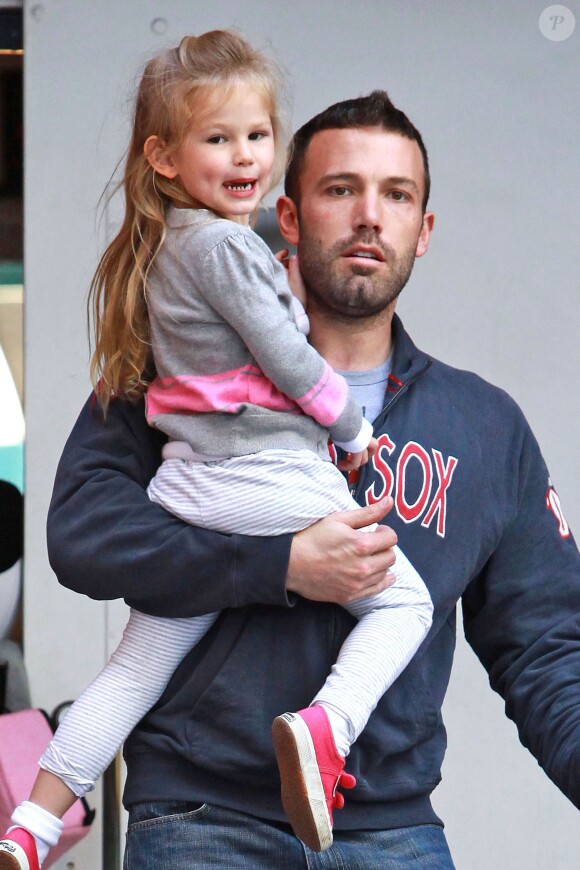 Ben Affleck et sa fille Violet à Santa Monica, Los Angeles, le 30 novembre 2009. Ben porte un survet aux couleurs des Boston Red Sox.
