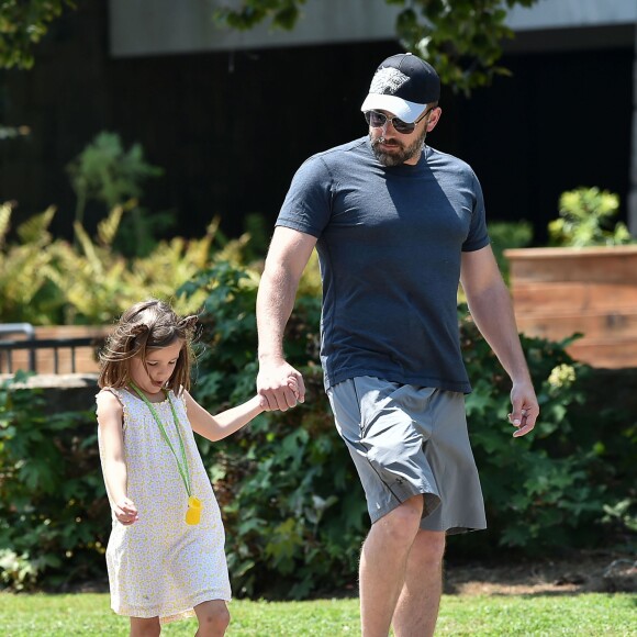 Ben Affleck, ses enfants Violet, Seraphina et Samuel, et sa mère Chris sont allés visiter le Fernbank Science Center à Atlanta, le 14 août 2015, la veille de son 43e anniversaire. 