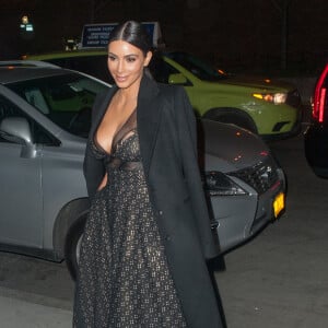 Kim Kardashian et Kanye West arrivent à leur domicile, attendus par de nombreux fans, après avoir assisté à la soirée Time 100 à New York. Le 21 avril 2015 