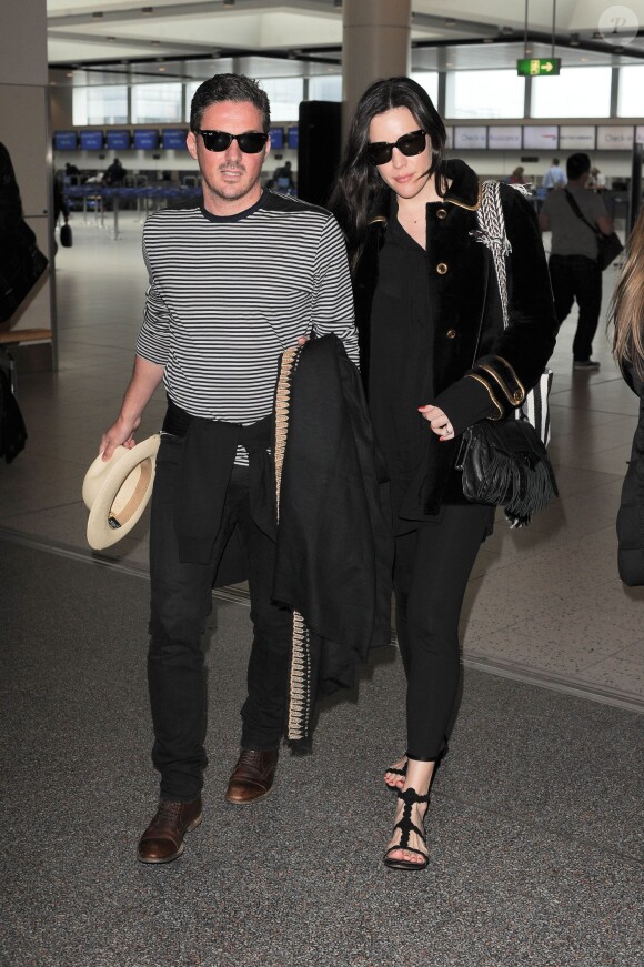 Liv Tyler et son compagnon David Gardner arrivent à l'aéroport de Gatwick à Londres pour ensuite se rendre à Marrakech pour fêter les 40 ans de David Beckham