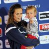 Laure Manaudou et sa fille Manon lors des championnats d'Europe petit bassin de Chartes, le 24 novembre 2012